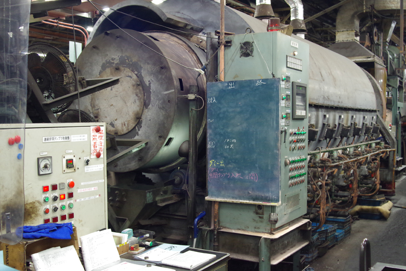 3交替勤務制で大型連続炉を24時間体制で焼入・焼戻作業を担当している熱処理班